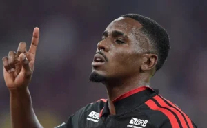 evertton-araujo-abre-o-placar-para-o-flamengo-diante-do-vitoria,-mas-ve-rival-empatar-logo-apos