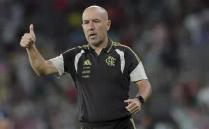 leonardo-jardim-“perdoa”-gols-perdidos-pelo-flamengo-e-e-otimista:-“futuro-promissor”