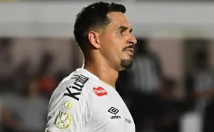 lucas-verissimo-desabafa-sobre-pressao-no-santos-e-revela-problema-tecnico-no-elenco