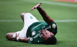 vitor-roque-se-lesiona-em-volta-ao-palmeiras-contra-jacuipense-e-preocupacao-liga-alerta