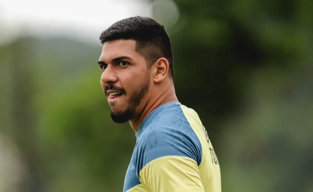 venda-de-gabriel-brazao-abre-caminho-para-volta-de-joao-paulo-no-santos