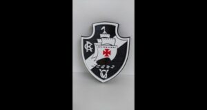 artista-monta-escudo-do-vasco-a-partir-de-pecas-feitas-por-impressora-3d;-veja-video