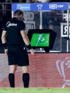 cbf-muda-posicao-do-monitor-do-var-nos-estadios-brasileiros;-sao-januario-ja-esta-adequado