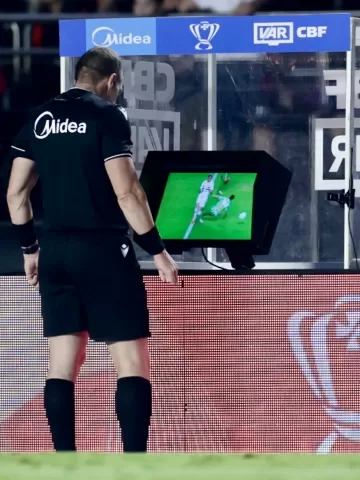 cbf-muda-posicao-do-monitor-do-var-nos-estadios-brasileiros;-sao-januario-ja-esta-adequado