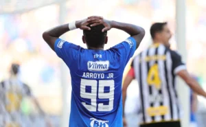 artur-jorge-ve-crescimento-de-keny-arroyo-e-atacante-ganha-novo-peso-no-cruzeiro
