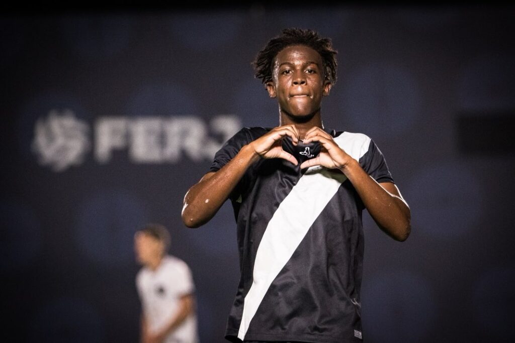 sub-20:-sequencia-de-fotos-mostra-comemoracao-de-luis-felipe-apos-marcar-contra-o-botafogo