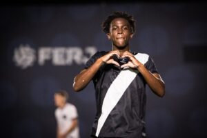 sub-20:-sequencia-de-fotos-mostra-comemoracao-de-luis-felipe-apos-marcar-contra-o-botafogo