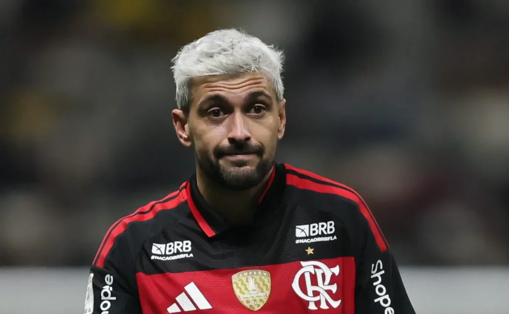 arrascaeta-tem-lesao-confirmada-na-clavicula-apos-sair-de-campo-contra-o-estudiantes