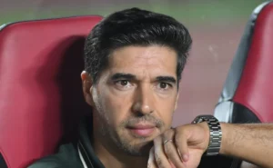 abel-ferreira-aposta-em-sosa-pelo-meio-campo,-jogador-nao-rende-e-torcida-se-revolta