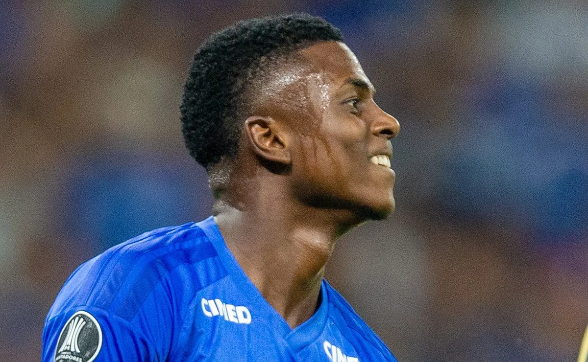 neiser-villarreal-ganha-moral-no-cruzeiro-com-artur-jorge