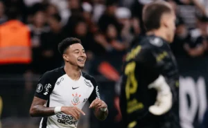lingard-marca-1o-gol-pela-libertadores-em-corinthians-x-penarol