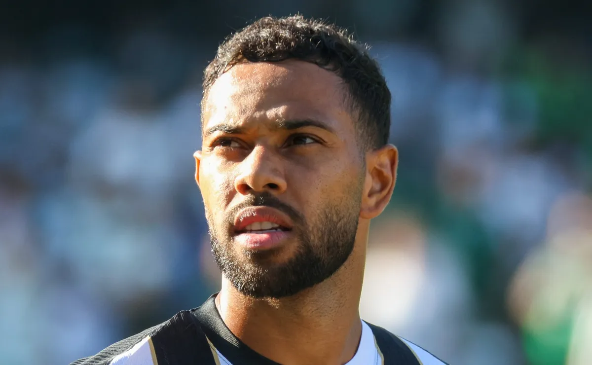 renan-lodi-dedica-vitoria-contra-o-cruzeiro-a-hulk-e-se-emociona-em-entrevista-pos-jogo