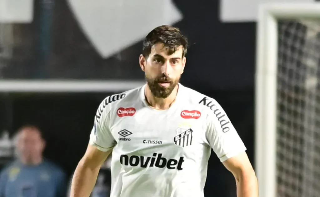 luan-peres-vira-alvo-da-torcida-do-santos-por-falha-em-gol-do-palmeiras:-“sofremos-de-novo”