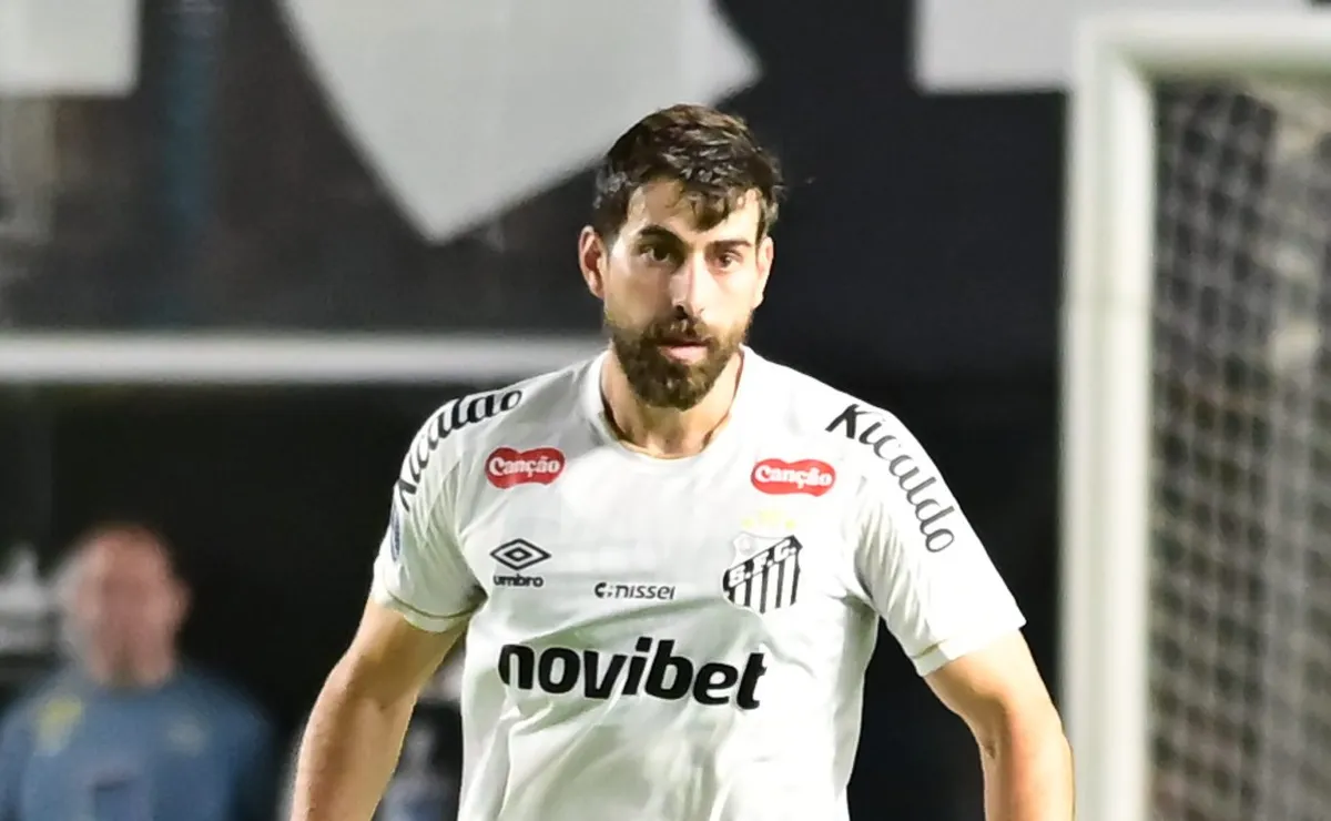 luan-peres-vira-alvo-da-torcida-do-santos-por-falha-em-gol-do-palmeiras:-“sofremos-de-novo”