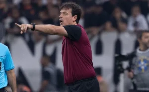 nicollas,-de-17-anos,-e-chamado-por-diniz-apos-desfalques-do-corinthians-contra-o-mirassol