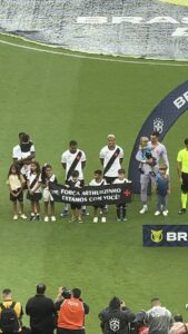 criancas-vascainas-entram-em-campo-com-faixa-‘forca,-arthurzinho.-estamos-com-voce’
