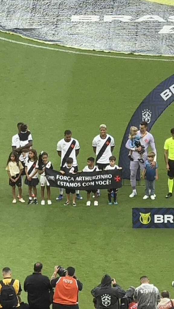 criancas-vascainas-entram-em-campo-com-faixa-‘forca,-arthurzinho.-estamos-com-voce’