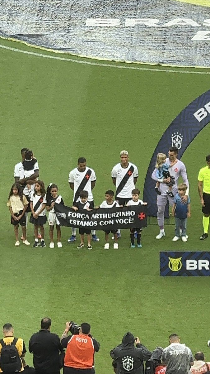 criancas-vascainas-entram-em-campo-com-faixa-‘forca,-arthurzinho.-estamos-com-voce’