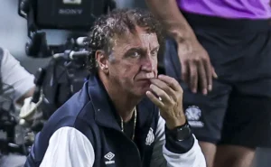 cuca-se-incomoda-com-vazamentos-no-santos-e-bastidores-no-ct-rei-pele-ficam-quentes
