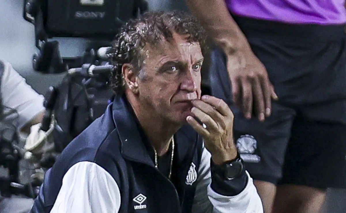 cuca-se-incomoda-com-vazamentos-no-santos-e-bastidores-no-ct-rei-pele-ficam-quentes