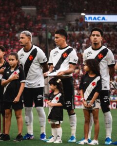 rojas-usou-sua-camisa-para-proteger-pequena-vascaina-da-chuva-antes-do-classico;-veja-foto