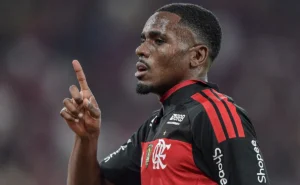 evertton-araujo,-do-flamengo,-fala-sobre-disputa-com-o-palmeiras-pelo-titulo