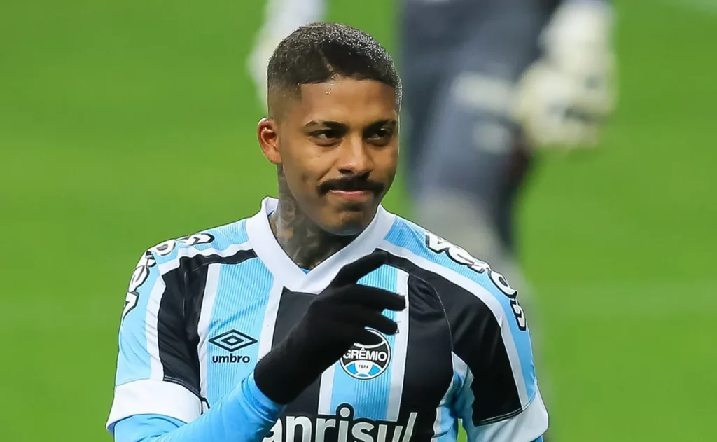jean-pyerre-ex-gremio-faz-golaco-com-a-camisa-do-brasiliense-e-lance-repercute-na-web