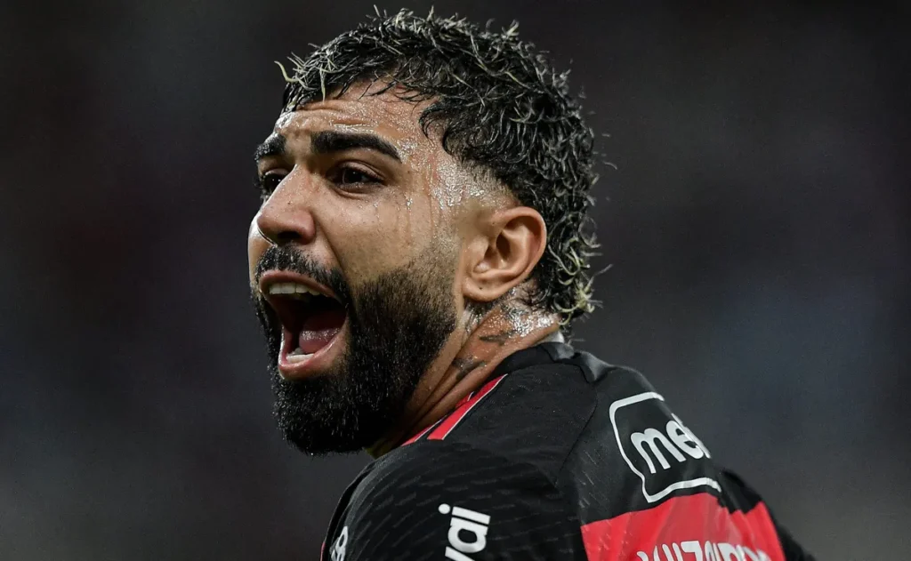 ex-flamengo,-gabigol-apronta-no-santos-e-acaba-causando-problema-com-cuca:-“deve-ter-algum-motivo”
