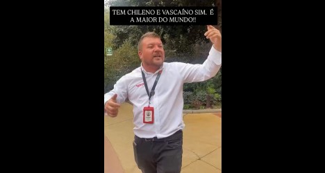 guia-turistico-chileno-canta-o-hino-do-vasco;-veja-video
