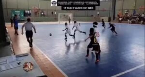 futsal-base:-jogador-do-sub-09-do-vasco-propoe-jogada-ensaiada,-que-funciona;-veja-video
