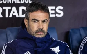 cruzeiro-segura-empate-com-um-a-menos-apos-estrategia-de-artur-jorge
