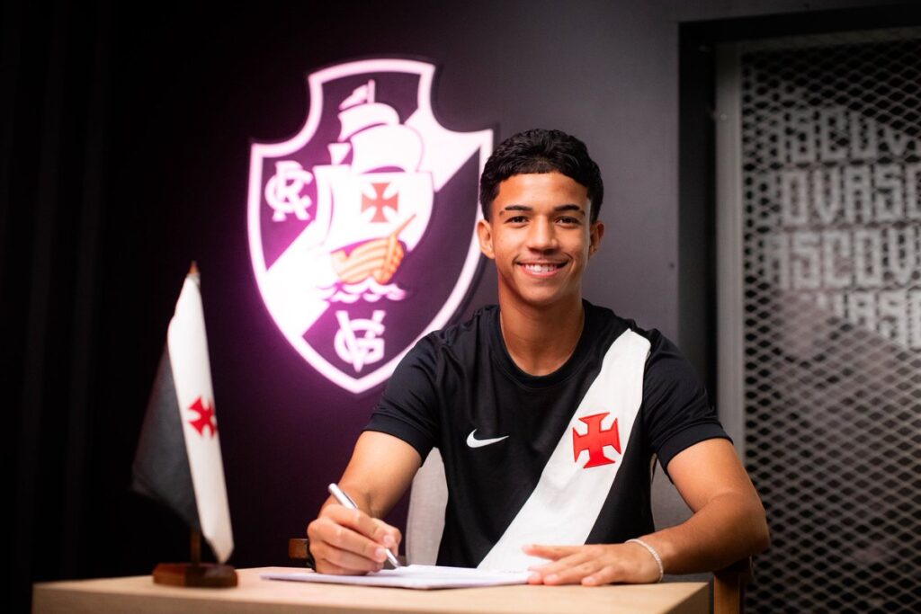 sub-20:-vasco-renova-contrato-de-andrey-fernandes-ate-2030