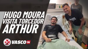vascotv-mostra-visita-de-hugo-moura-a-vascaino-no-hospital