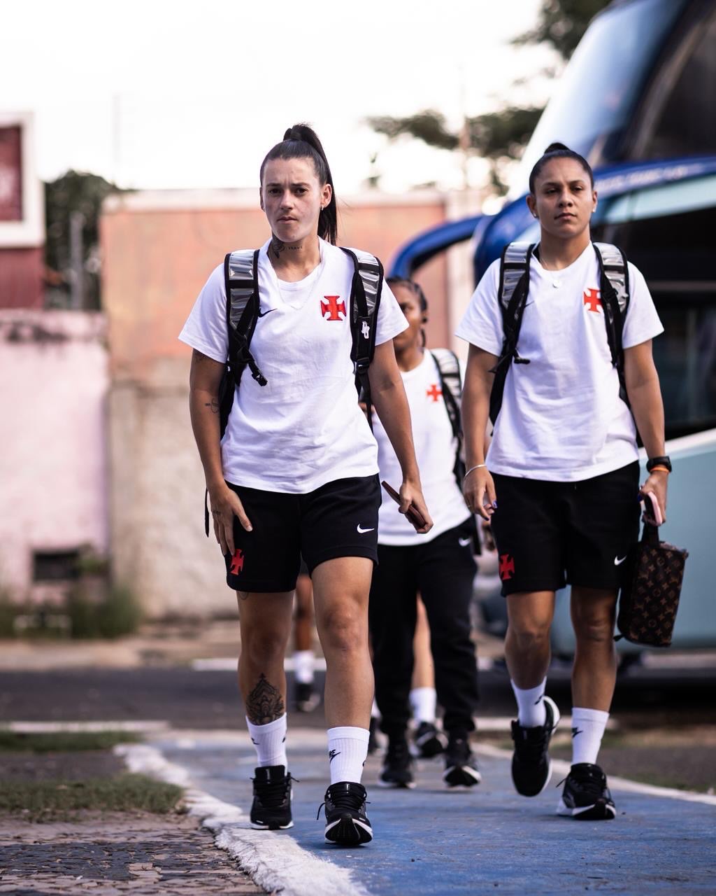 feminino:-vasco-posta-fotos-da-chegada-das-jogadoras-ao-lindolfo-monteiro