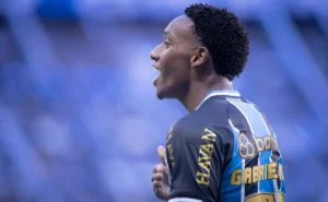 leonardo-jardim-‘rasga’-elogios-para-gabriel-mec-antes-de-gremio-x-flamengo:-“jogador-de-talento”