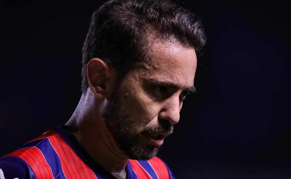 ex-flamengo,-everton-ribeiro-vive-crise-no-bahia-e-vira-alvo-da-torcida:-“a-idade-bateu”