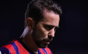 ex-flamengo,-everton-ribeiro-vive-crise-no-bahia-e-vira-alvo-da-torcida:-“a-idade-bateu”