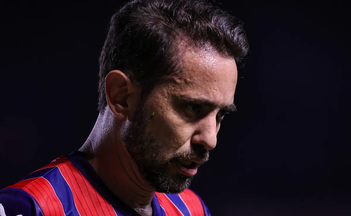 ex-flamengo,-everton-ribeiro-vive-crise-no-bahia-e-vira-alvo-da-torcida:-“a-idade-bateu”
