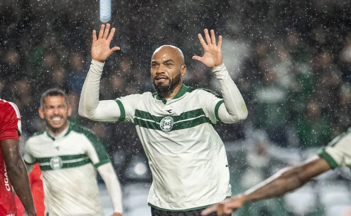rodrigo-moledo-comemora-gol-contra-o-internacional-e-lamenta-tropeco-do-coritiba-no-brasileirao