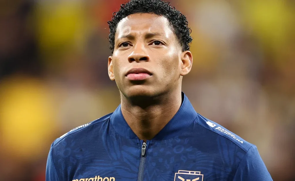 plata-gera-preocupacao-no-equador-apos-ser-substituido-com-dores-em-vitoria-do-flamengo