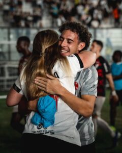 ‘mae-brasileira’-de-nuno-moreira-se-emociona-com-homenagem-do-jogador-do-vasco;-veja