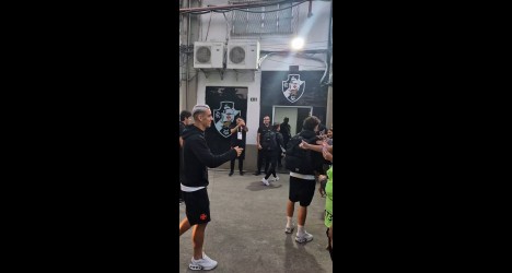 torcedora-se-emociona-ao-encontrar-com-puma-rodriguez-em-sao-januario;-veja-video