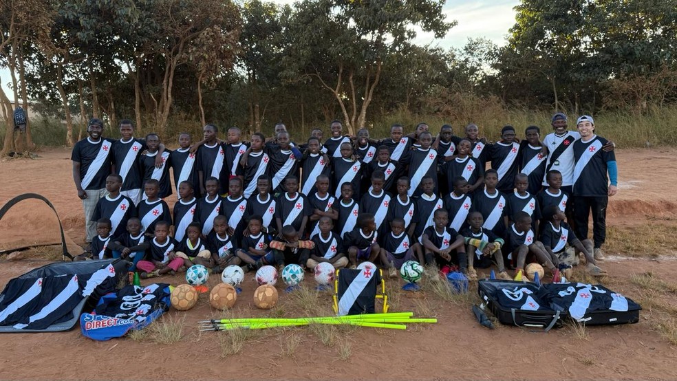 grupo-de-torcedores-doou-camisas-do-vasco-para-as-criancas-de-malawi