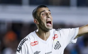 joao-schmidt-sente-lesao,-deixa-jogo-cedo-e-preocupa-o-santos-apos-vitoria-sobre-o-coritiba