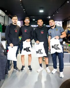 futsal:-jogadores-visitam-a-kyrios,-fornecedora-de-material-esportivo-do-vasco