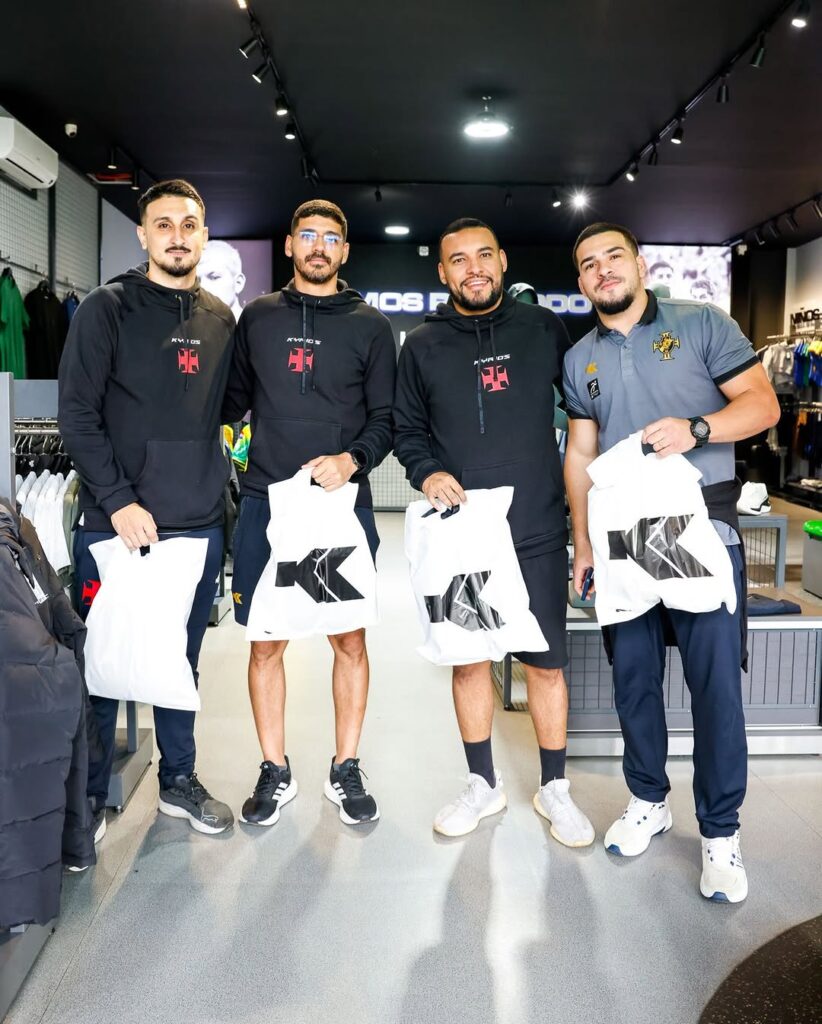 futsal:-jogadores-visitam-a-kyrios,-fornecedora-de-material-esportivo-do-vasco