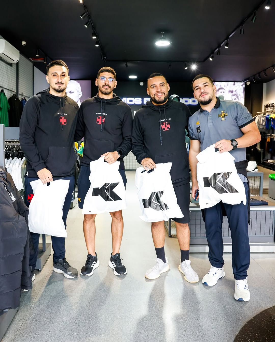 futsal:-jogadores-visitam-a-kyrios,-fornecedora-de-material-esportivo-do-vasco