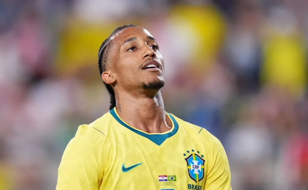 joao-pedro-ve-disputa-por-vaga-apos-defender-neymar-na-copa