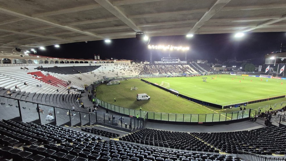 vasco-3-x-0-barracas-central-em-sao-januario-contou-com-poucos-torcedores-e-vaias-para-o-time