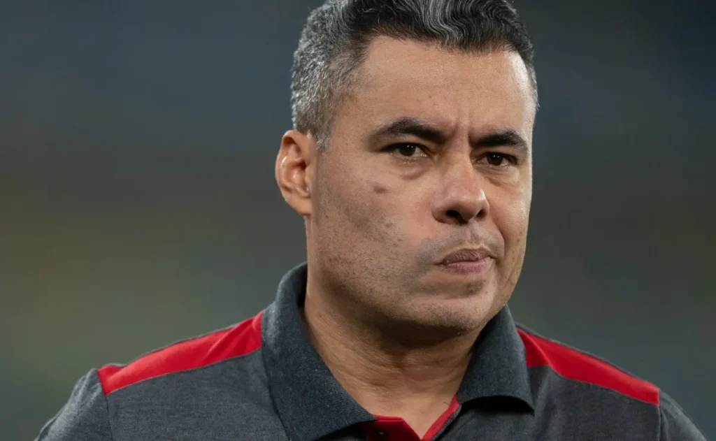 jair-ventura,-treinador-do-vitoria,-projeta-duelo-contra-o-santos-no-brasileirao
